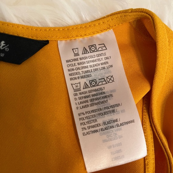 Dujour sleeveless, cropped, wide leg jumpsuit with attached belt, size XS - Picture 9 of 9